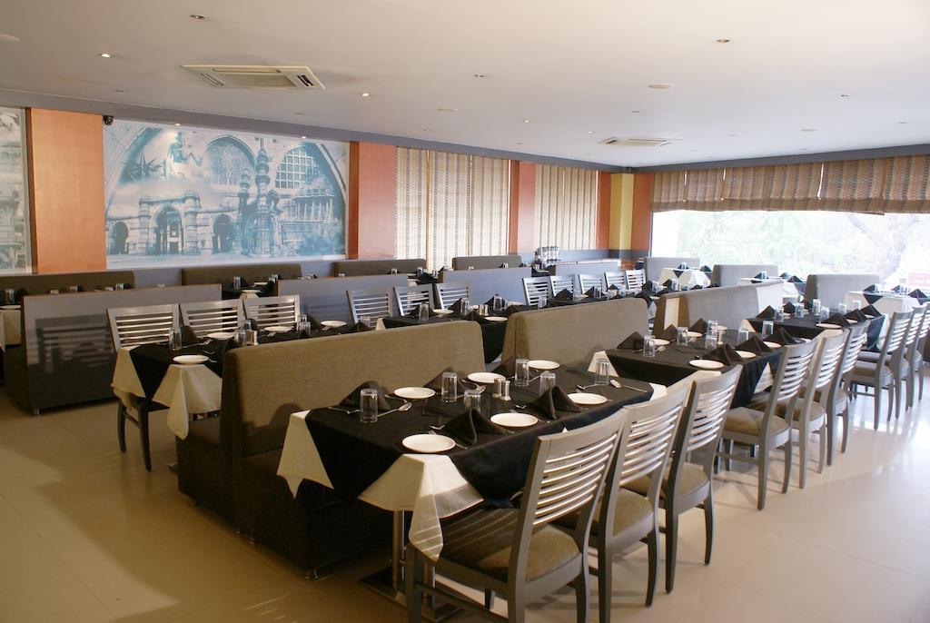 Hotel Ashray Inn Ahmedabad Exteriör bild