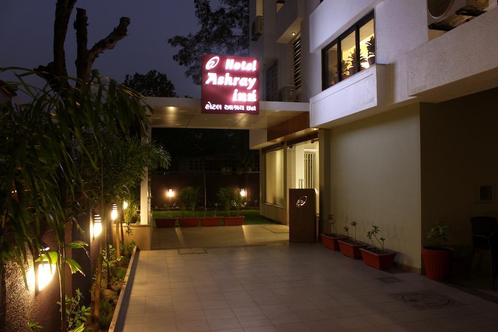 Hotel Ashray Inn Ahmedabad Exteriör bild