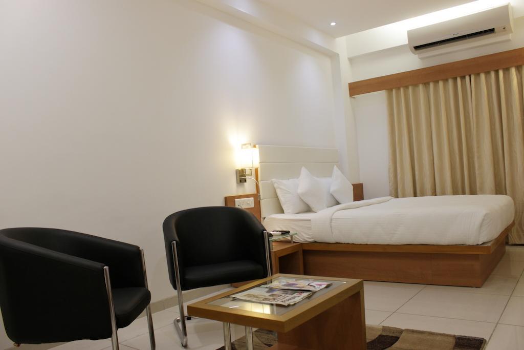 Hotel Ashray Inn Ahmedabad Rum bild
