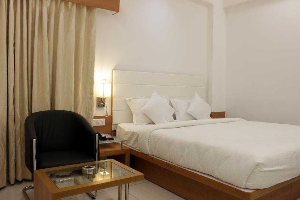 Hotel Ashray Inn Ahmedabad Rum bild