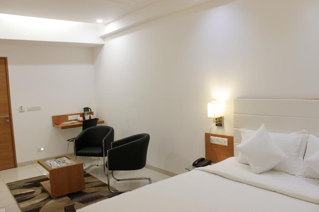 Hotel Ashray Inn Ahmedabad Rum bild